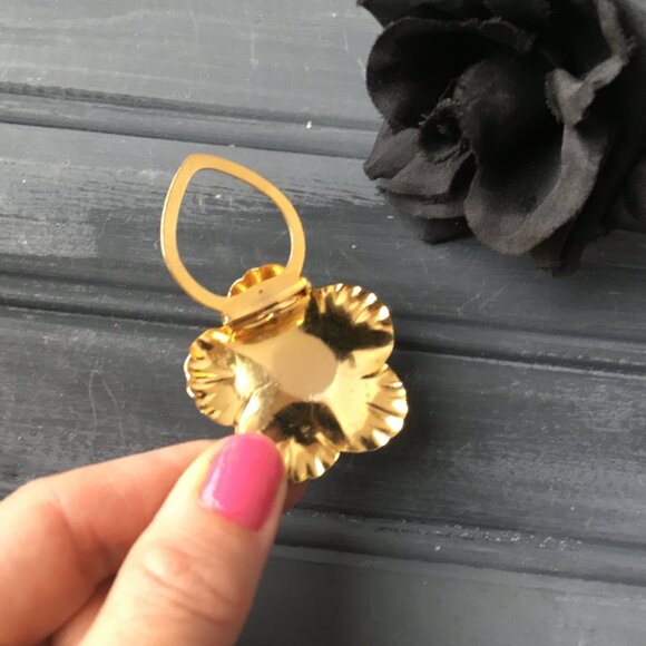 Gold Flower Collar Clip - Picture 5 of 6